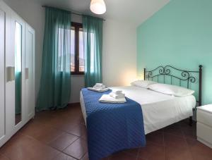 Łóżko lub łóżka w pokoju w obiekcie Elimi Favignana Apartments - Residence in città