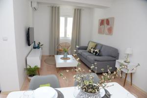 sala de estar con sofá y mesa en Dino & Gorge Apartments, en Gevgelija