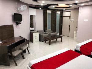 Hotel Shri Gourav的电视和/或娱乐中心