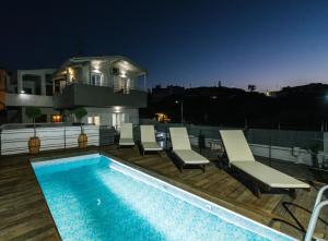 basen z leżakami i dom w obiekcie * * *Ammira Mare* *Maisonette near sea with pool w mieście Agia Pelagia
