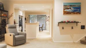 Un lugar para sentarse en Modern 3BD Townhouse in Marsfield