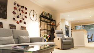 Un lugar para sentarse en Modern 3BD Townhouse in Marsfield
