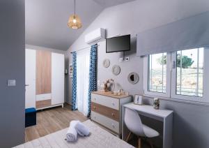 Ένα ή περισσότερα κρεβάτια σε δωμάτιο στο Ammira Mare Maisonette - Relax by the Pool Near Sea! +63 φωτογραφίες