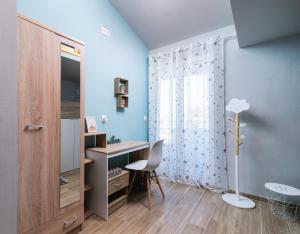 Μια τηλεόραση ή/και κέντρο ψυχαγωγίας στο Ammira Mare Maisonette - Relax by the Pool Near Sea!