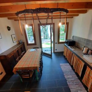 ein Esszimmer mit einem Tisch und einer Küche in der Unterkunft Chalet Grigna - Your Mountain Holiday in Esino Lario