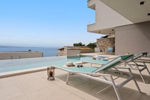 Μπαλκόνι ή βεράντα στο Villa Una with heated pool, 1km from the beach