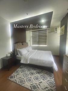 ein Schlafzimmer mit einem Bett mit einem Schild, das das Hauptschlafzimmer liest in der Unterkunft Verdon Parc Condominium in Davao City