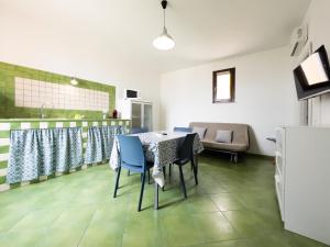 Telewizja i/lub zestaw kina domowego w obiekcie Elimi Favignana Apartments - Residence in città