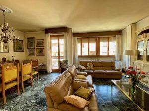 uma sala de estar com um sofá e uma mesa em Careggi Gold Colors em Florença