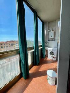 um quarto com uma varanda e uma máquina de lavar roupa em Careggi Gold Colors em Florença