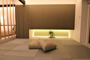 - un salon avec un canapé à l'étage dans l'établissement Smart Stay Ito 302 - Vacation STAY 98471, à Itō