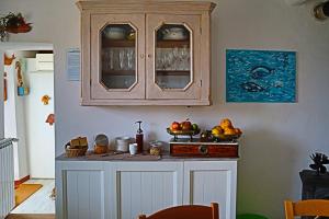 blat kuchenny z szafką i owocami w obiekcie Agriturismo Terre Rosse Portofino w Protofino