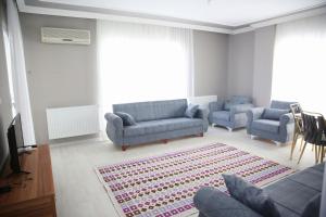 sala de estar con sofás y alfombra en Araklı Residence, en Araklı