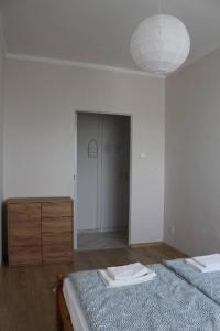 een witte slaapkamer met 2 bedden en een dressoir bij Apartment next to the river in Boedapest