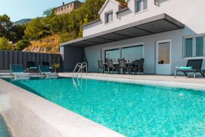 una piscina frente a una casa en Villa Moon en Bol