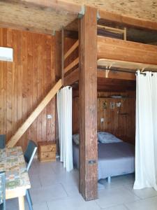 Postel nebo postele na pokoji v ubytování Gites du Mas Gibert à SAUSSINES entre Nimes et Montpellier