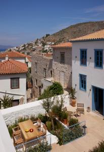 een uitzicht vanaf het balkon van een huis bij Orloff Legacy Suites Hydra in Hydra