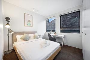 En eller flere senger på et rom på Comfy 2BD Apt in heart of North Sydney near by CBD