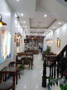 Hanoi Eastern Gate Hostel tesisinde bir restoran veya yemek mekanı