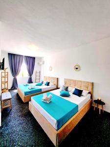 Säng eller sängar i ett rum på Hotel Argeș