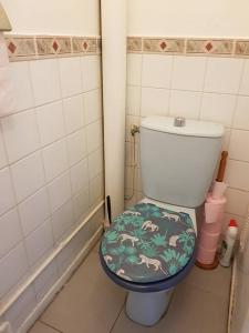 a bathroom with a toilet with a floral toilet seat at Appart 6 pers Marignane à 5 min -plage et aéroport in Marignane