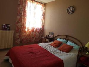 een slaapkamer met een bed met een rode deken en een raam bij Appart 6 pers Marignane à 5 min -plage et aéroport in Marignane