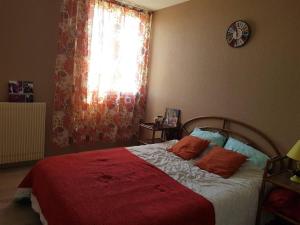 a bedroom with a bed with a red blanket and a window at Appart 6 pers Marignane à 5 min -plage et aéroport in Marignane