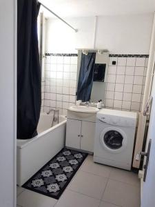 baño pequeño con lavadora y lavamanos en Appart 6 pers Marignane à 5 min -plage et aéroport, en Marignane