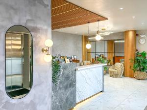 碧瑤的住宿－美羅松樹賓館，大堂设有柜台和镜子