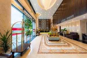 下龍灣的住宿－Hạ Long New Century Hotel，大楼内带楼梯的大堂