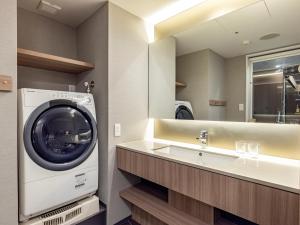 un bagno con lavatrice e lavandino di Tokyu Stay Kanazawa a Kanazawa