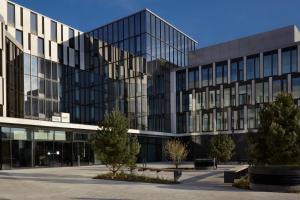 the niu Hub في دوسلدورف: مبنى مكتب به الكثير من النوافذ