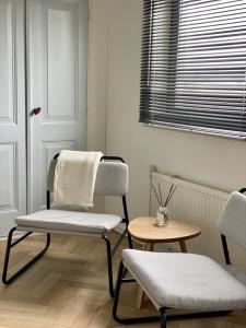 Posezení v ubytování Guesthouse at the Amstel river with 2BR 2BA and garden