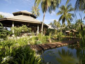 un resort con laghetto e palme di Golden Pine Beach Resort a Pran Buri