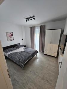 1 dormitorio con 1 cama y vestidor en Apartments Miriam Srima, en Vodice