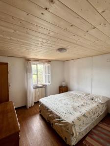 Un pat sau paturi într-o cameră la Mountain view retreat Three floors plus terrace