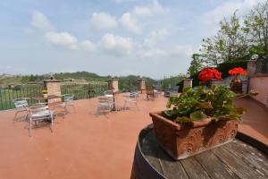 un patio con sillas y una maceta sobre una mesa en Hotel Ristorante Borgovecchio, en Montegrosso dʼAsti