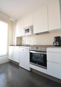 A kitchen or kitchenette at Apartamento con piscina en Portonovo, Sanxenxo