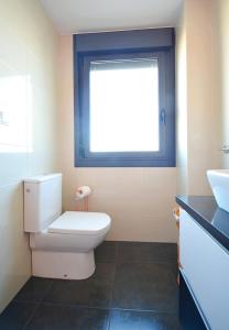 A bathroom at Apartamento con piscina en Portonovo, Sanxenxo