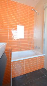 A bathroom at Apartamento con piscina en Portonovo, Sanxenxo