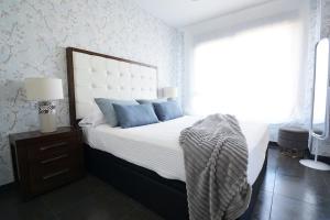 A bed or beds in a room at Apartamento con piscina en Portonovo, Sanxenxo