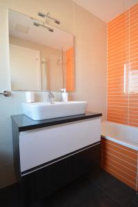 A bathroom at Apartamento con piscina en Portonovo, Sanxenxo