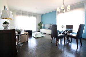 A seating area at Apartamento con piscina en Portonovo, Sanxenxo Még 14 kép