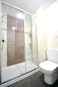A bathroom at Apartamento con piscina en Portonovo, Sanxenxo
