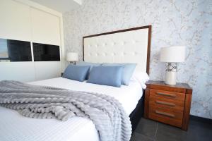 A bed or beds in a room at Apartamento con piscina en Portonovo, Sanxenxo
