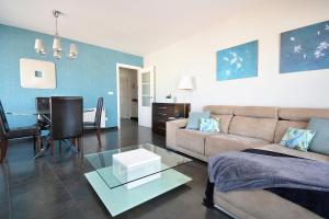 A seating area at Apartamento con piscina en Portonovo, Sanxenxo
