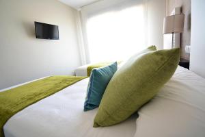 A bed or beds in a room at Apartamento con piscina en Portonovo, Sanxenxo