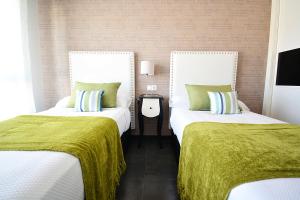 A bed or beds in a room at Apartamento con piscina en Portonovo, Sanxenxo