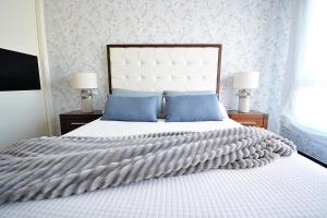 A bed or beds in a room at Apartamento con piscina en Portonovo, Sanxenxo