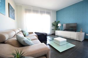 A television and/or entertainment centre at Apartamento con piscina en Portonovo, Sanxenxo